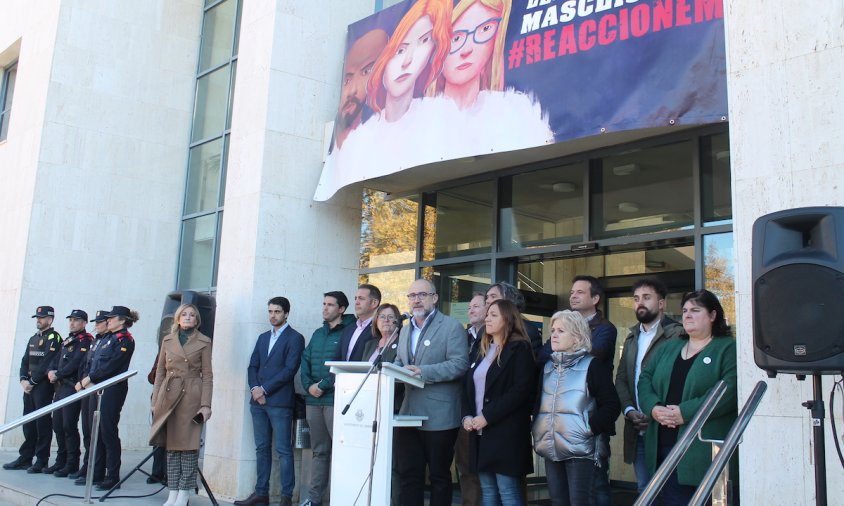 La lectura institucional es va fer a les portes de l'Ajuntament