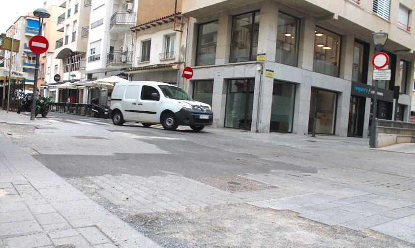 S'arreglaran les llambordes de la zona del carrer Pau Casals darrere de la plaça del Pòsit