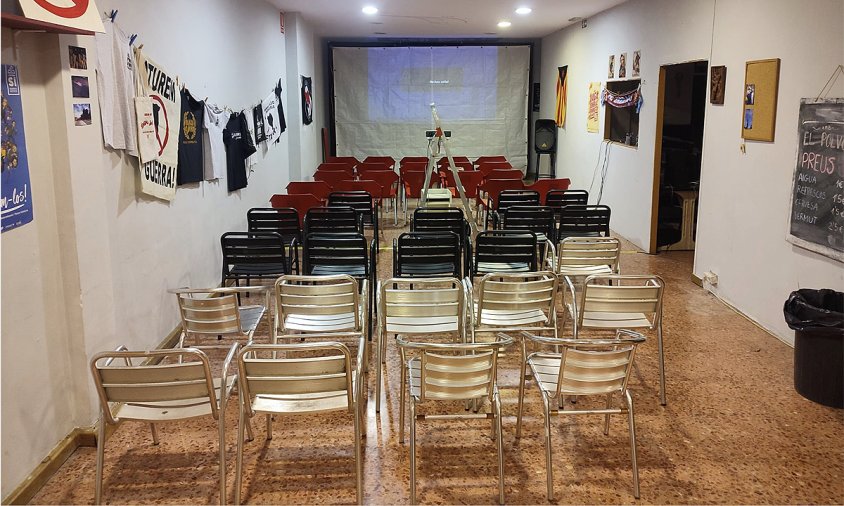 La sala del Casal Popular El Polvorí ja està a punt per la projecció i la taula rodona d'aquesta tarda