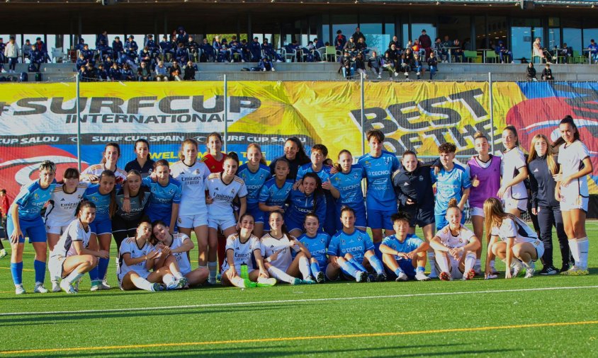 Jugadores del Cambrils Unió amb jugadores del Real Madrid