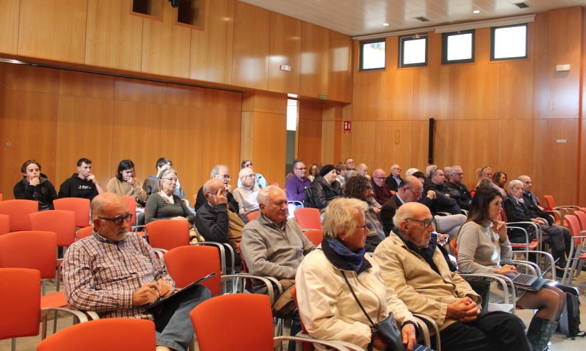 Una trentena de veïns van protestar en silenci contra la pujada d'impostos al ple del passat divendres