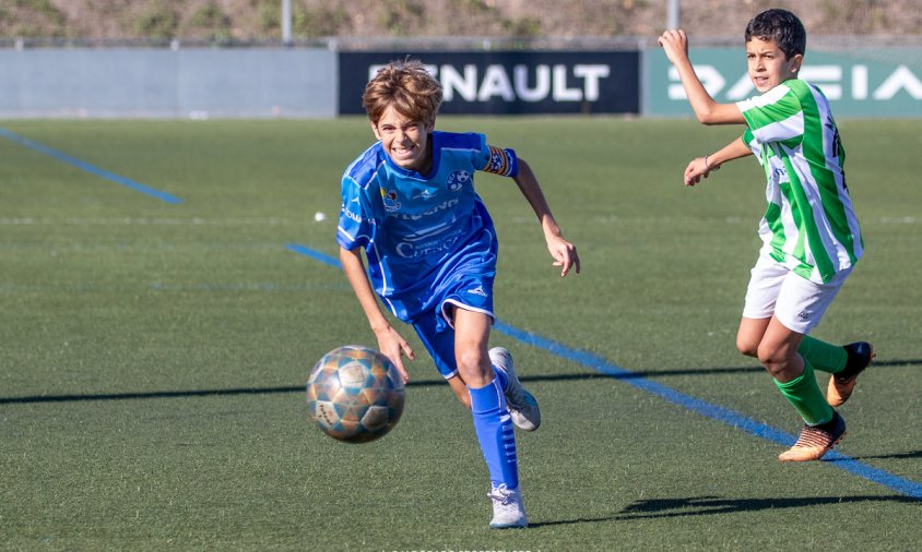 Imatge d'un dels partits del futbol base del Cambrils Unió aquest cap de setmana