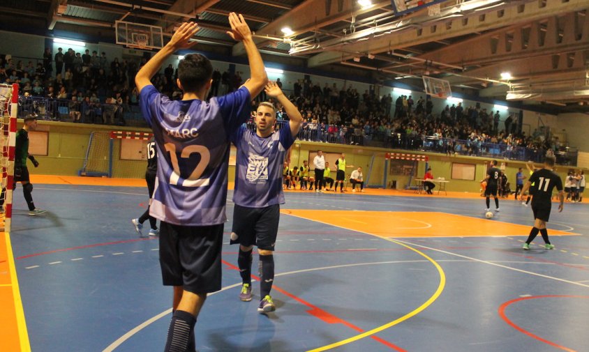 Jugadors del Mediterrani celebrant un gol davant l'afició