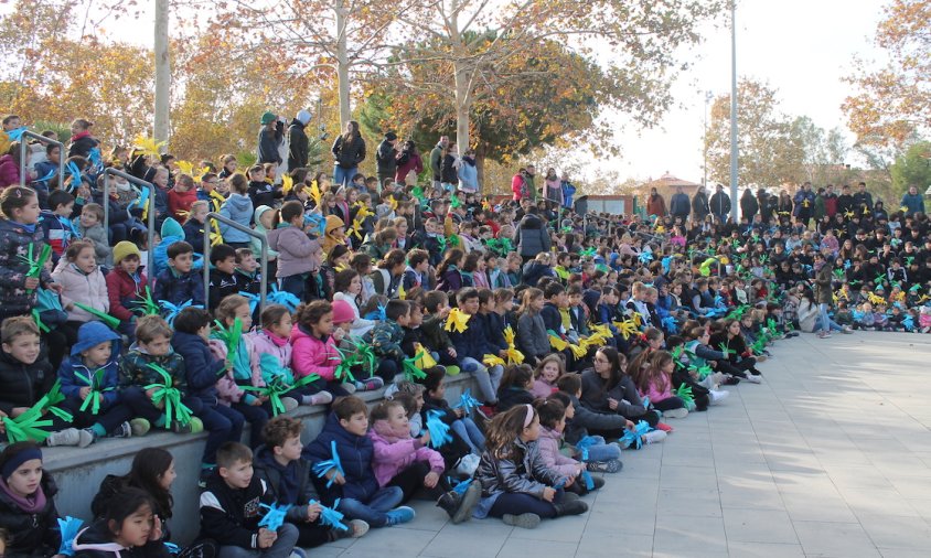 Mil nens i nenes que formen el Vidal i Barraquer han aplaudit amb pompons fets per ells mateixos