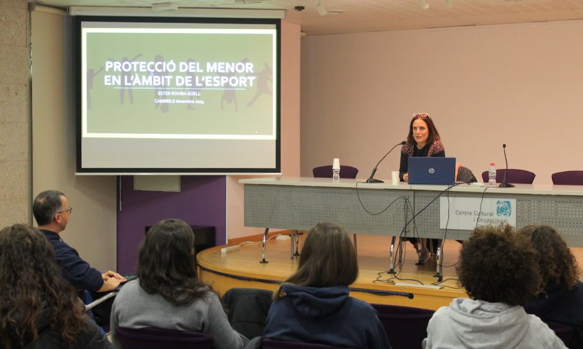 Ester Rovira durant la conferència al Centre Cultural