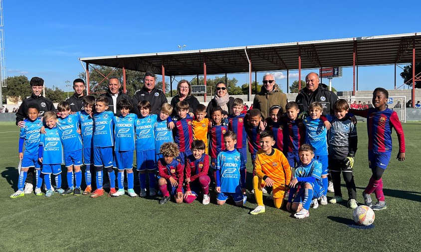 Imatge abans del partit dels jugadors del Cambrils UCF i del FC Barcelona de categoria pre-benjamí, el partit va acabar en empat a 1