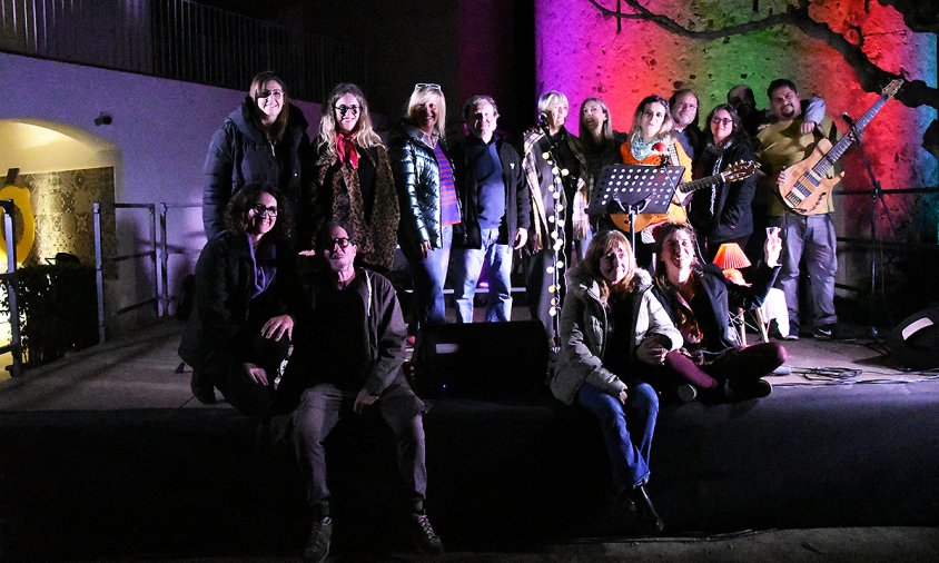 Artistes cambrilencs a l'escenari de la Torre del Llimó, ahir a la tarda