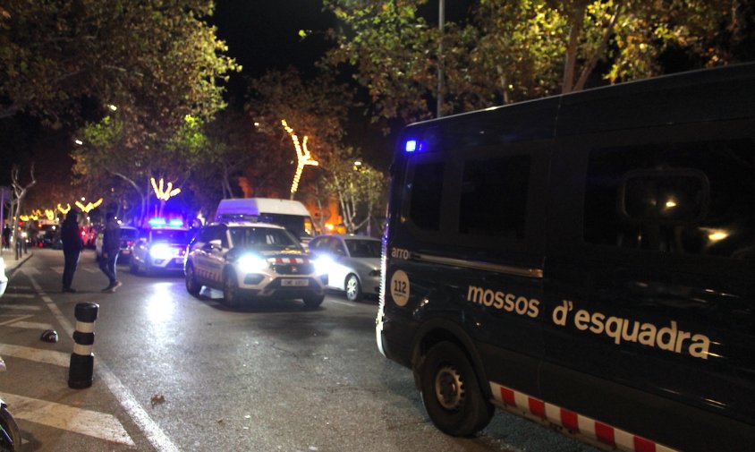 Vehicles dels Mossos d'Esquadra a l'avinguda Baix Camp en el moment de l'operació