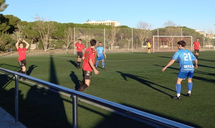 Imatge del partit entre el Cambrils Unió i l'Hospitalet de l'Infant