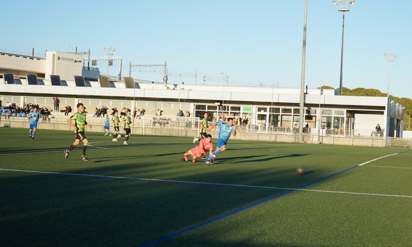 Jugada del Cambrils Unió B al partit disputat contra el Constantí CE, aquest passat dissabte a la tarda