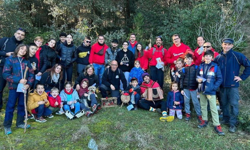 Grans i petits van anar a buscar el Tió a la Selva