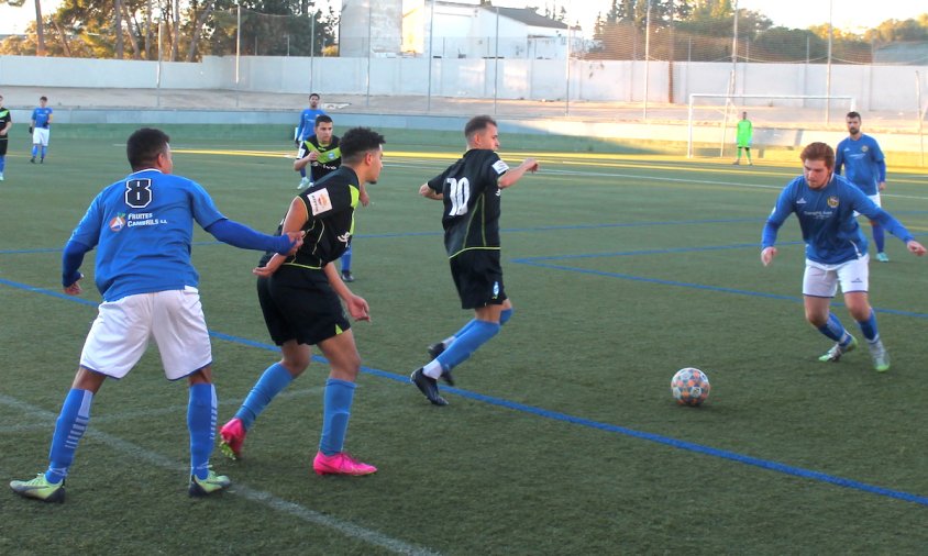 Imatge del partit entre el FC Cambrils i el Morell B