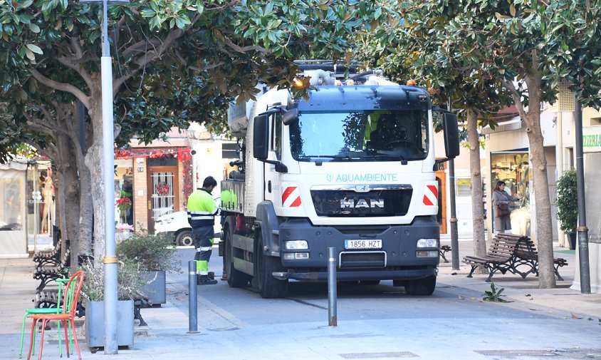 Ahir es va treballar al carrer del Carme per tal de desembussar la canonada del clavegueram