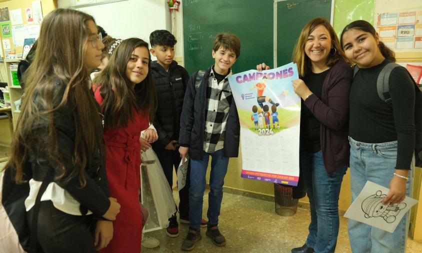 La regidora d'Igualtat, Gemma Balanyà, amb el calendari i alumnes de les escoles cambrilenques