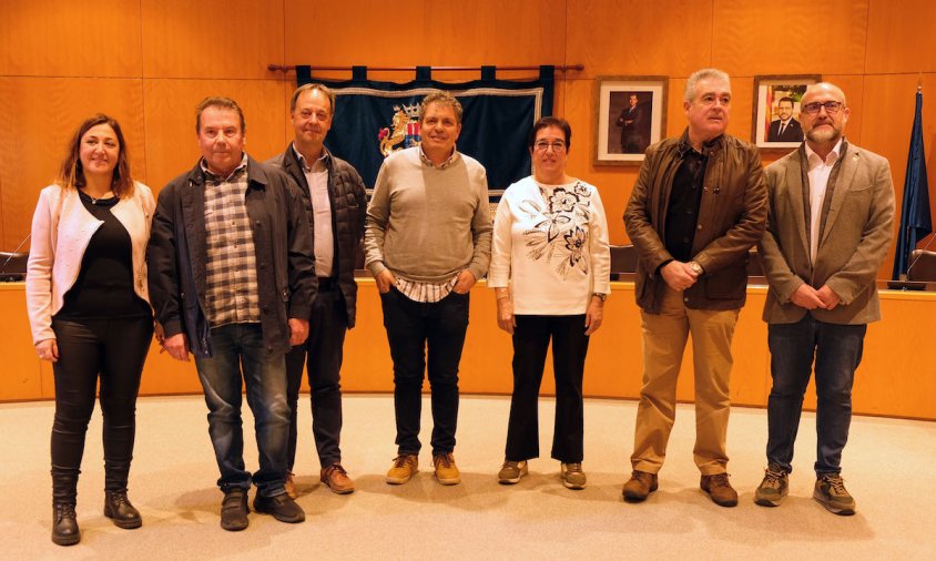 L'alcalde i la regidora d'Organització amb els treballadors jubilats aquest 2023