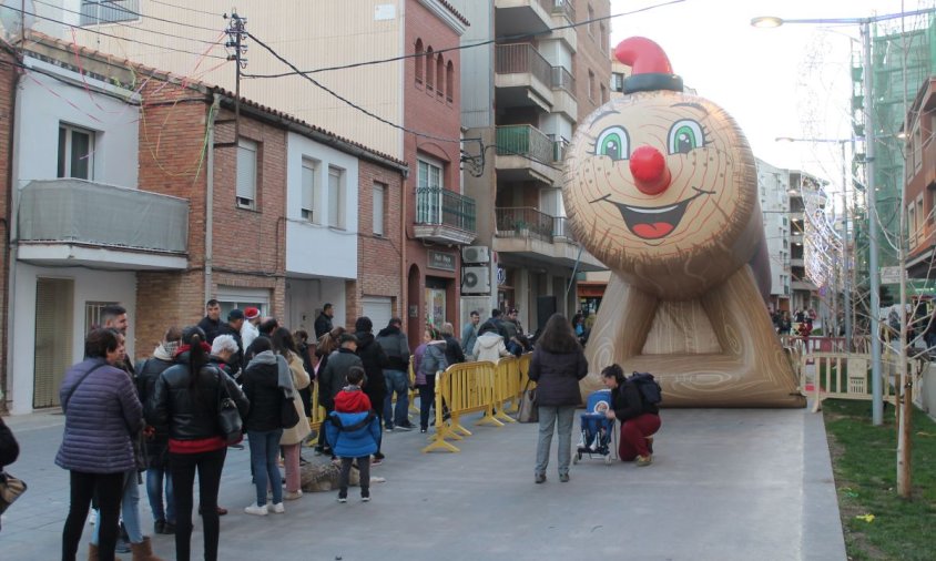 Les famílies van aprofitar per fer-se fotos amb el tió gegant