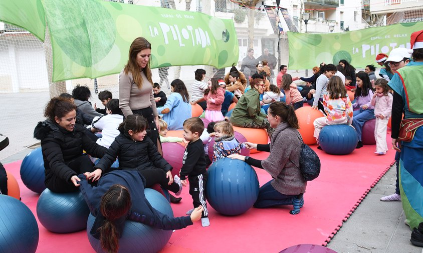 Espai on la canalla va poder fer equilibris damunt de pilotes de goma, a la plaça de Mossèn Batalla