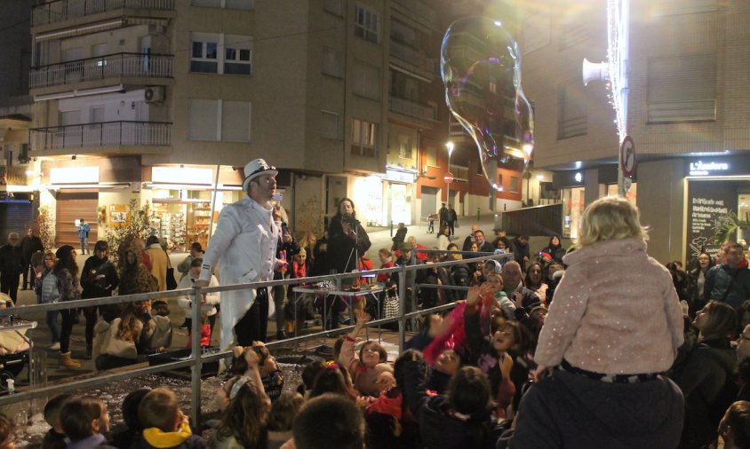 El Mag Santos va oferir un espectacle amb bombolles a la plaça d'Aragó