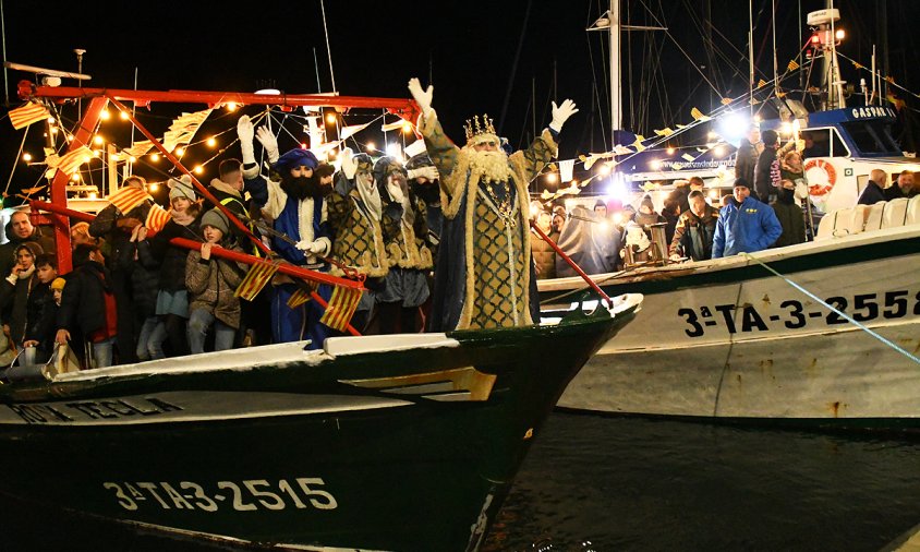 L'arribada dels Reis d'Orient es va fer amb barca enmig d'un ambient de vent i fred