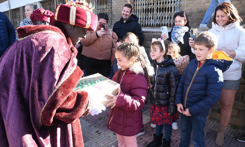 El rei Baltasar lliurant un paquet, ahir al matí