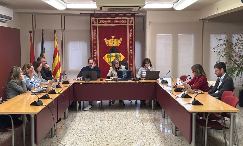 Imatge de la sessió plenària, a la qual han assistit telemàticament els regidors Yolanda Marqués (Més Municipi), Sophie Huesca (PSC) i Sergi Saladié (CUP)