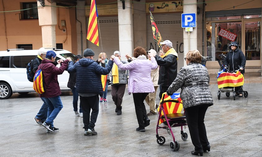 Ballada de la sardana a l'inici de la concentració de les Àvies i Avis per la Independència, ahir, a la plaça de la Vila