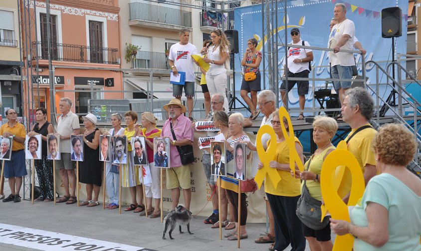 La plaça del Pòsit va acollir, ahir, l'acte per a reclamar la llibertat dels presos polítics