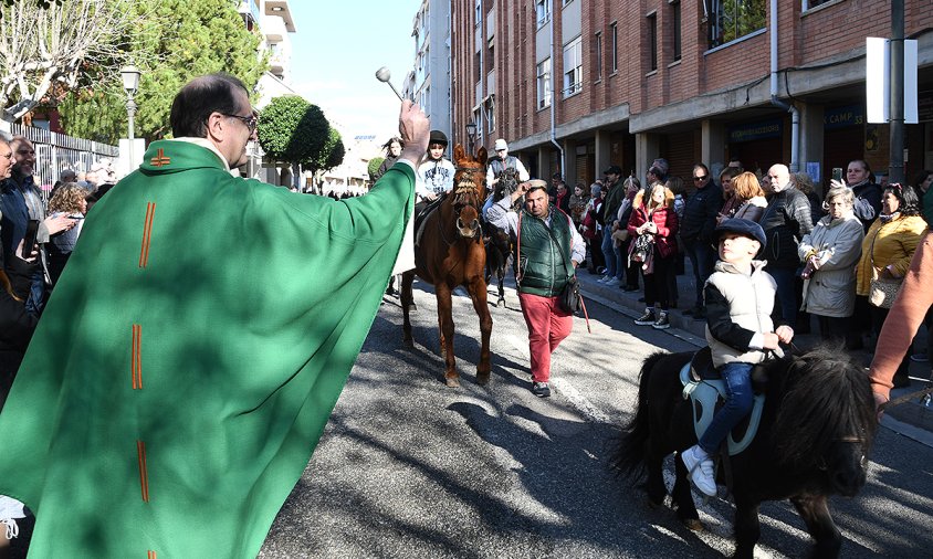 Mossèn Joan M Padrell va beneir els cavalls en l'arrencada dels Tres Tombs