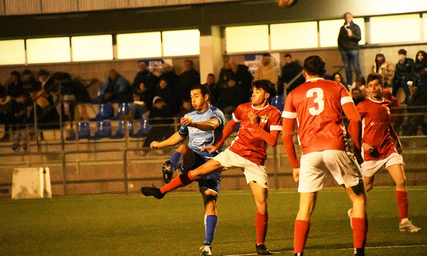 Disputa entre un jugador del Cambrils Unió B i un del Mont-roig en el partit disputat aquest passat dissabte al vespre a l'estadi municipal