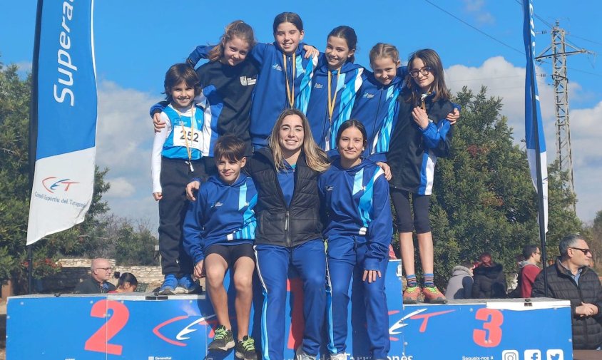 Atletes cambrilencs celebrant els resultats al cros de La Canonja