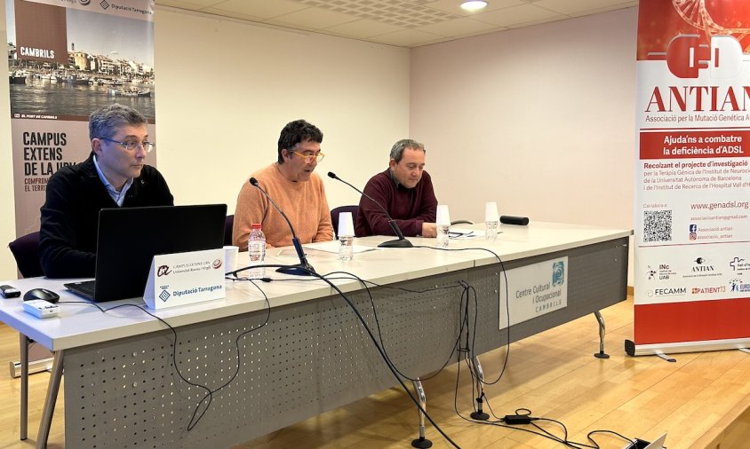 El doctor Miguel Chillón, Joan Torres i Gerard Martí, ahir durant la conferència al Centre Cultural