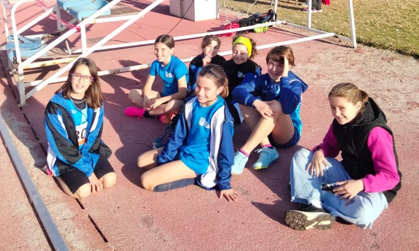 Atletes del Club Atletisme Cambrils durant el control que es va dur a terme a la pista cambrilenca