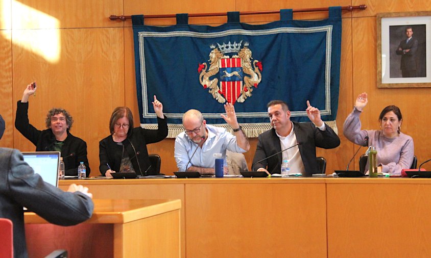 Membres de l'equip de govern votant durant el ple del passat divendres