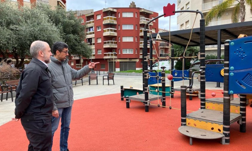 Clúa i Garcia visitant el recentment remodelat parc de la plaça de la Concòrdia