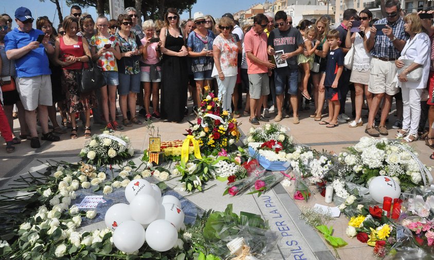 Després de l'acte d'homenatge a les víctimes, el dissabte passat, els presents van poder fer ofrenes al Memorial