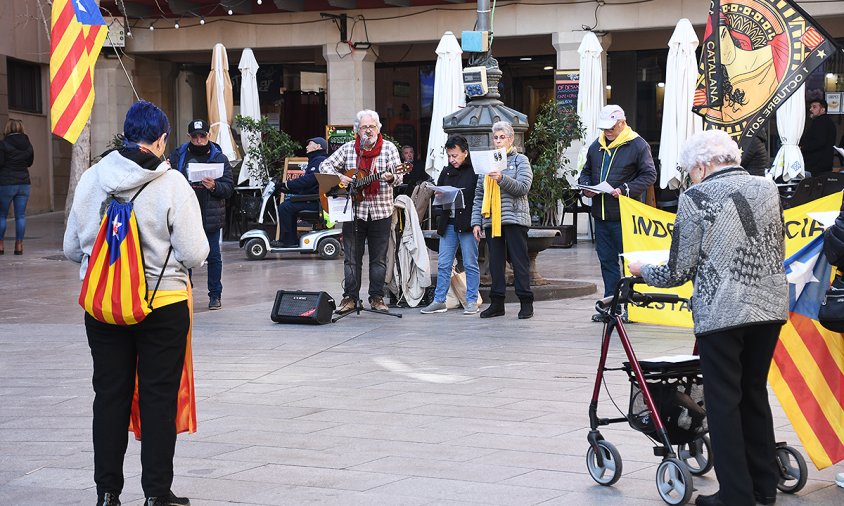 El cantant Xavier Marcos va oferir un petit concert a la plaça de la Vila, a la concentració de les Àvies i Avis d'ahir