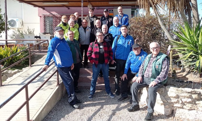 Foto de grup dels tiradors del Club de Tir Olímpic Cambrils que va competir a Tarragona