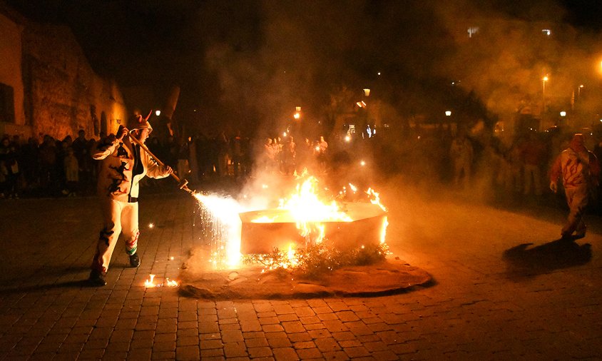 El fèretre amb les despulles de la Reina Bajoca va ser incinerat a la plaça del Setge