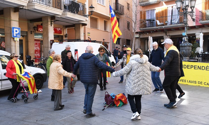 Ballada de sardanes en la concentració de les Àvies i Avis, ahir, a la plaça de la Vila