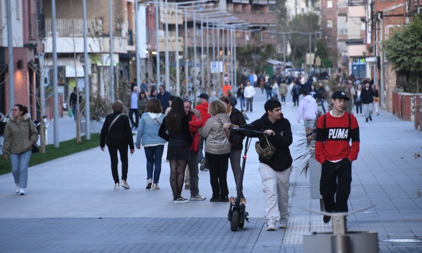 Imatge de gent passejant per la rambla de Jaume I