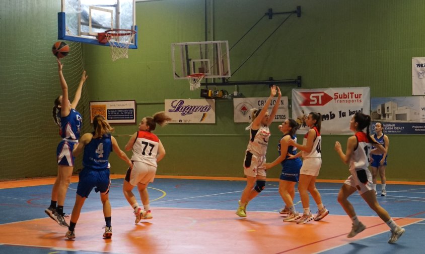 Un moment del partit entre el CB Cambrils femení i l'equip Bàsquet Teresianes, disputat ahir al matí