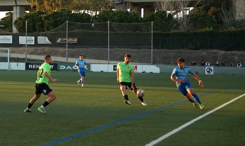 Un moment del partit entre el Cambrils Unió B i l'Unió Astorga CE A