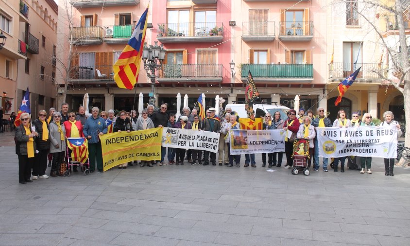 Foto de grup dels Avis i Àvies per la Independència després de la celebració de l'aniversari