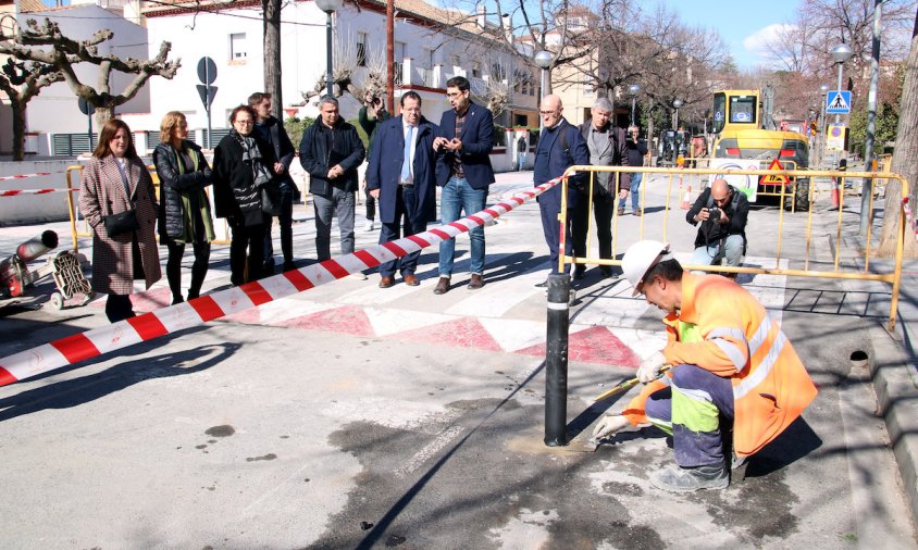 El conseller d'Interior, Joan Ignasi Elena, visitant les obres de pacificació al municipi de Riudoms