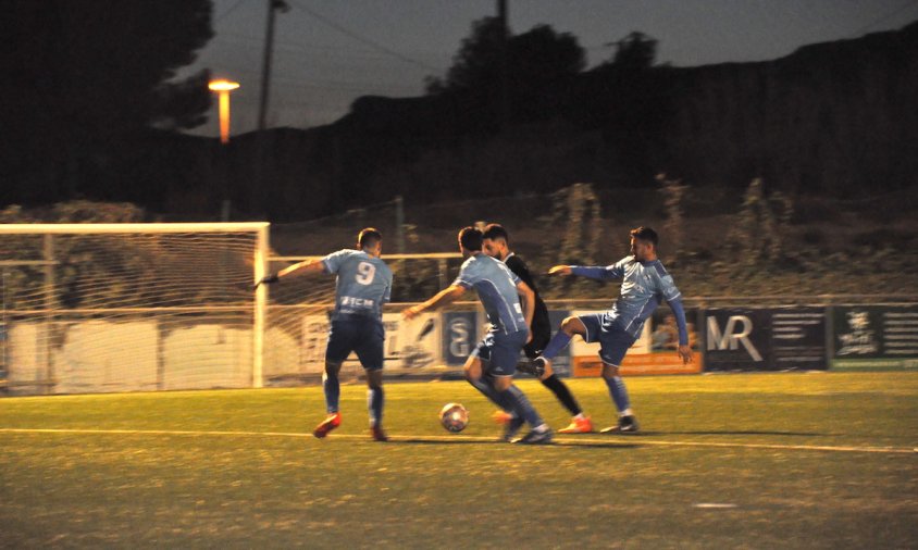 Un moment del partit entre el Cambrils Unió i l'España Canonja, el dissabte a la tarda