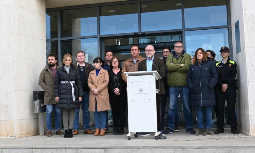 Un moment del minut de silenci, ahir al migdia, a les portes de l'Ajuntament