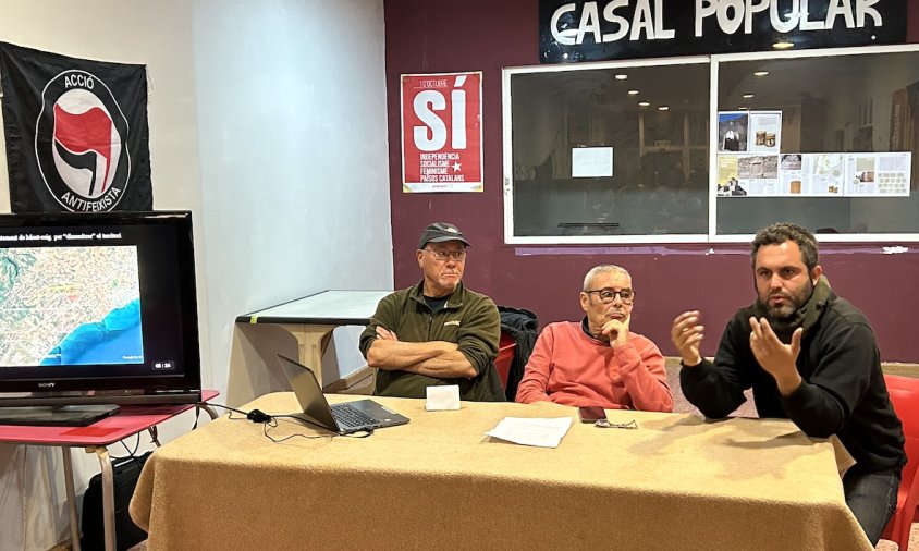 D'esquerra a dreta: Joan Genebriera, Jep Borrull i Josep Crespo, ahir al Casal Popular El Polvorí