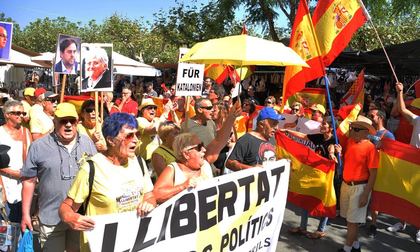 Capçalera de la manifestació dels Avis i Àvies al costat dels manifestants unionistes