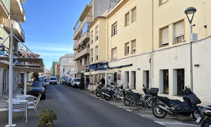 La càmera, a la dreta de la imatge, està col·locada al final del segon tram de la zona vermella del carrer de Pau Casals