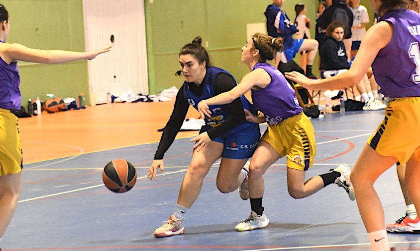 Moment del partit entre el CB Cambrils femení i l'Arboç